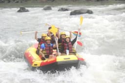 Rafting Bersama Keluarga? Ini 7 Tips Agar Aman dan Menyenangkan