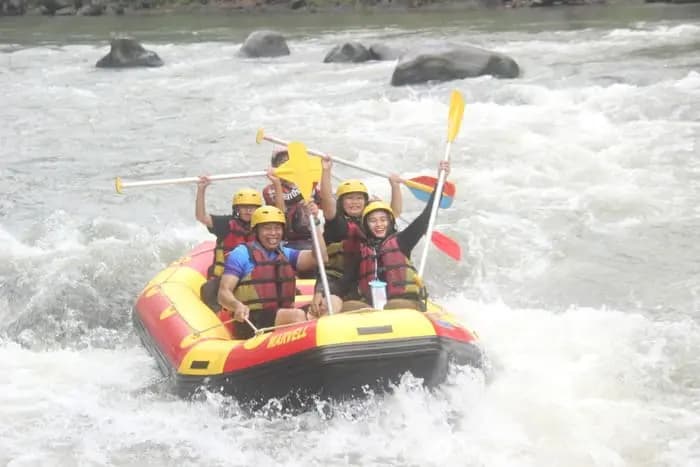 Rafting Bersama Keluarga? Ini 7 Tips Agar Aman dan Menyenangkan